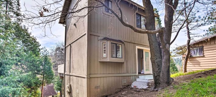 Crestline Cabin w/ Deck: 1 Mi to Lake Gregory Hotéis em Crestline
