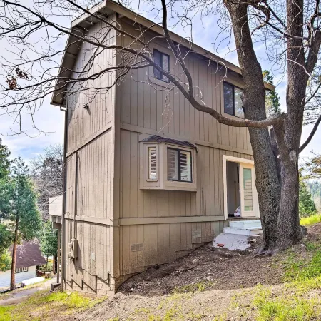Crestline Cabin w/ Deck: 1 Mi to Lake Gregory
