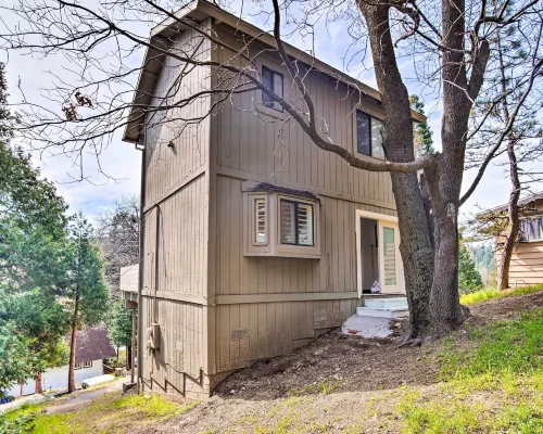 Crestline Cabin w/ Deck: 1 Mi to Lake Gregory Hotels in Crestline