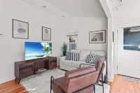 Cozy Cottage With Garage Hotels in Englewood