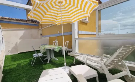 Center studio air-conditioned large terrace small sea view 300m port, beach, stores Отели в г. Бандоль