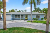 ST. ARMANDS CIRCLE, 3 Bedroom 3 Bath, Heated Pool! Lido beach附近的飯店