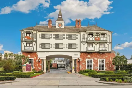 Anaheim Camelot Inn & Suites Отели рядом с достопримечательностью «Дисни Калифорния Адвенчер Парк»