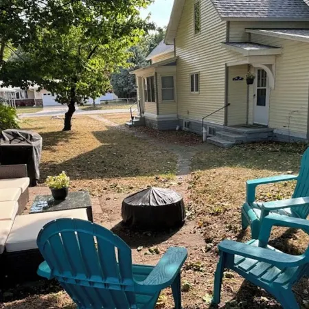 Sullivan Summer House - walk to downtown + beach