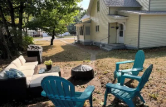 Sullivan Summer House - walk to downtown + beach