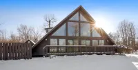 Peaceful A-Frame w/ Hot Tub, Game Room & Loft – Near Dining, Shopping & YSU