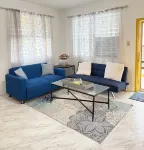 3-BR Cozy Tropical Gem- Walkable- Mins Away from Downtown St Thomas w. AC & WiFi