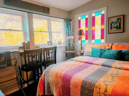 Escape from the Ordinary in a Quirky Eurekan Cottage, WiFi & AC- Sam's Workshop