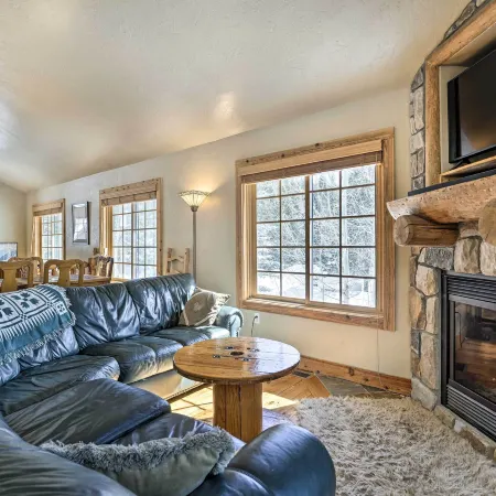 Mountainside Winter Park Ski Home w/ Hot Tub