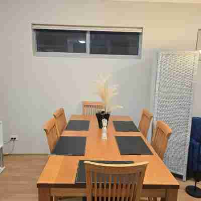 Stylish 2-Bedroom Apartment in Maddington, 15 Minutes from Perth Airport Others