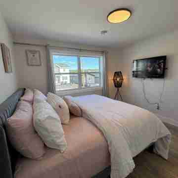 Modern Plushy 3-Bedroom Getaway Rooms