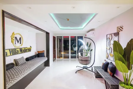 Luxurious 6-bedroom villa with  pool, bar, fire pit in gorgeous St. James Parish