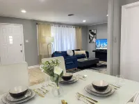 Entire Cozy Home + Free Parking + Fast Wi-Fi & Located in Central Area فنادق في Park Forest