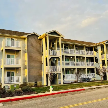 Escape to Elegance: Heron Harbor Condo, Your Bayside Retreat
