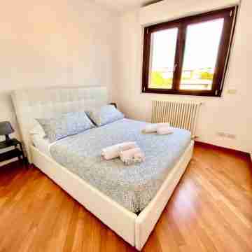 Between downtown, station and hospital with reserved parking space Rooms