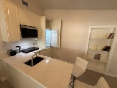 2-bedroom secondary suite in lovely Sarasota