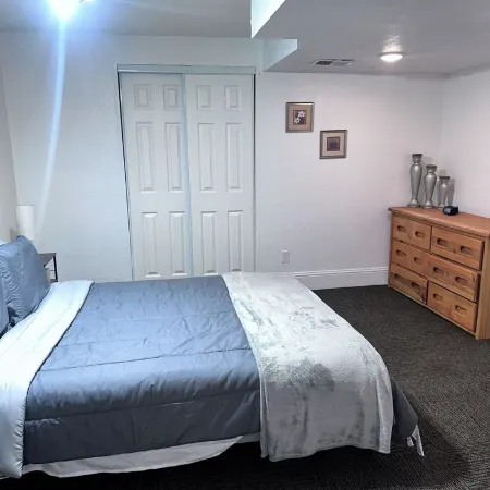 Convenient Walkout Basement Apartment, private entrance in Aurora with WiFi
