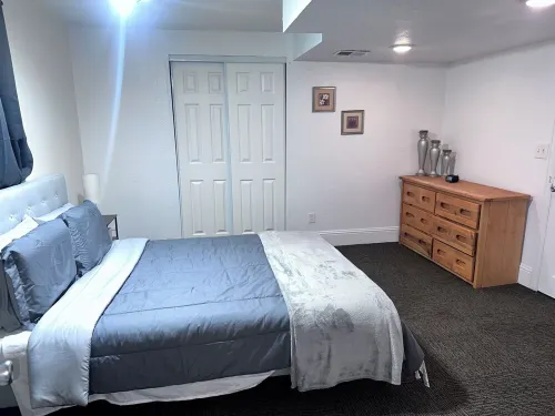 Convenient Walkout Basement Apartment, private entrance in Aurora with WiFi