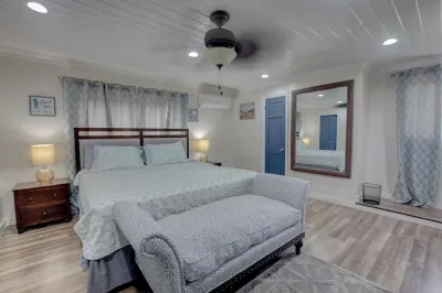 Stylish 2BR oasis w/BBQ and pool Hotels in The Grove