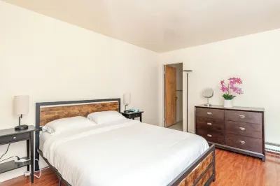 Modern & Cozy 2 Bedroom 2 Bathroom Suite with Sofabed 75" TV Hotels near Ocean View Park