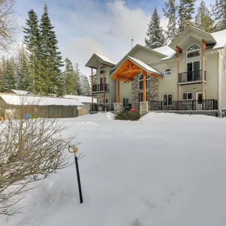 Expansive Group Lake House w/ Private Hot Tub!