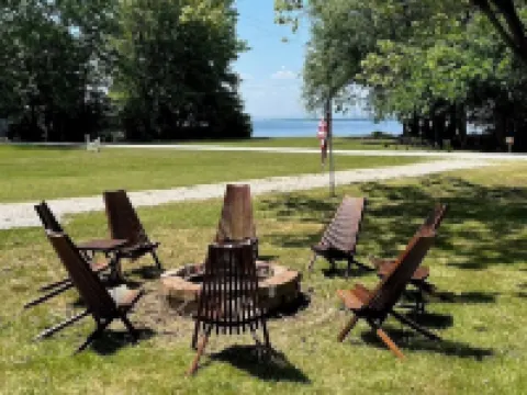 Charming Lakeside 2-bedroom cottage in lovely Alburgh, VT Hotels in Alburgh