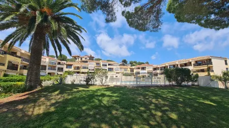 Facing the sea! Top apartment, beautiful sea view and large swimming pool. We love it!