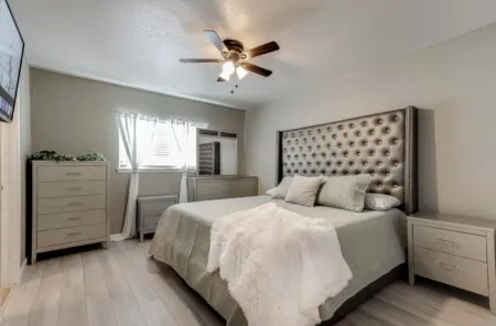 4-bedroom-20 minutes from Airport & Riverwalk Space for everyone bring them all! Отели в г. Кирби