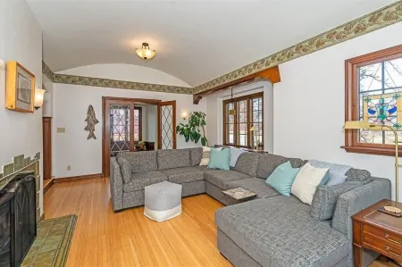 Historic Tudor Cottage - Cute 3 Bedroom Home