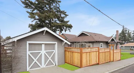 Executive Style Comfort with AC, WiFi in The Dalles