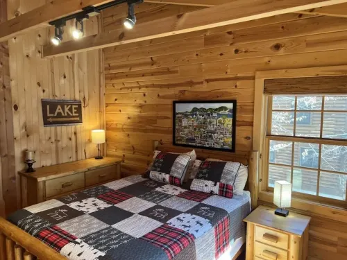 Log Cabin on Serene Goshorn Lake, Minutes From Vibrant Saugatuck & Douglas - Hytter