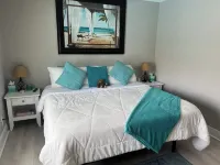 Charming 3-bedroom pool home on the lake with spectacular sunsets & close to all Uptown Art Jupiter附近的飯店