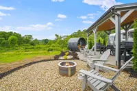 Luxury Airstream Glamping Unit 1 of 6, On-Site Hiking, Private Hot Tub and Sauna