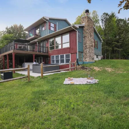 Unreal Mountain Views w/ Hot Tub Near Charming Jim Thorpe & Blue Mountain Skiing