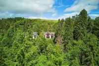 Glenardle Lodge - Riverside Highland Lodge w/ Hot Tub & Forest Views