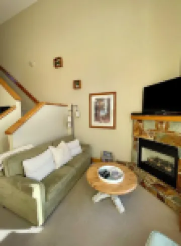Red Mtn views, Ski/bike in,  2 bed, 2 bath condo. Fireplace!