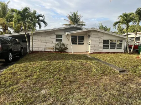 House with pool 15 minutes from the beach! Отели в г. Мирамар