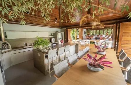 Spectacular Beachfront Luxury Mansion. Отели рядом с достопримечательностью «ubuntu»