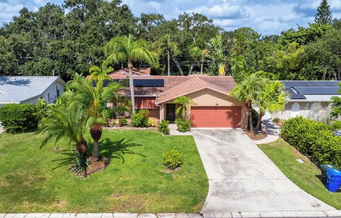 The Tiki House! Heated Pool, Close to the Beach!