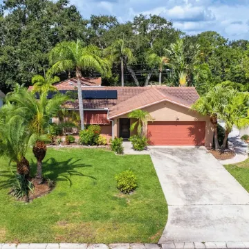 The Tiki House! Heated Pool, Close to the Beach!