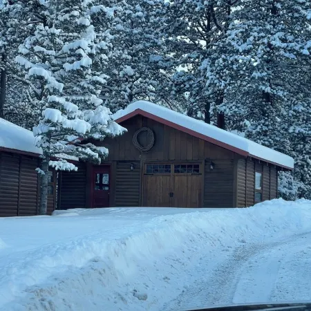 Cozy 2-bedroom cabin just 6 minutes to Bishop’s Castle or San Isabell lake.