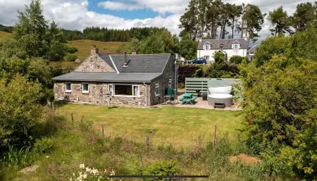 Beautiful cosy 2 bed cottage with woodburner & hot tub overlooking small lake