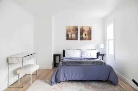 MANHATTAN MODERN: Large 3 bed, Fenced yard-Parking