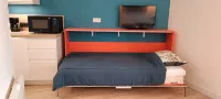 Newly renovated studio 2 minutes' walk from the beach and town center