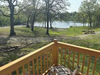 Cozy cabin with AC and WiFi in charming Warsaw near Truman Lake, MO