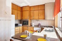 KING SIZE Bed with Air Conditioning near the BEACH and FREE Street Parking Hotels in Canidelo