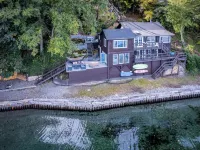 Vashon Modern Waterfront Retreat+Private Beach+BBQ+Firepit Hotels in Vashon