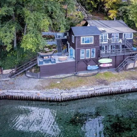 Vashon Modern Waterfront Retreat+Private Beach+BBQ+Firepit