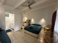 Magnetic Island Resort Studio - Relax, sun, swim, fish, beach and lovely gardens Hotels in Nelly Bay
