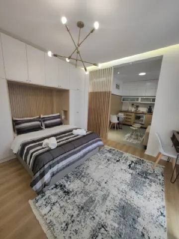 Central apartment just 20m from the lake – balcony with lake & park view Hotels in Pogradec